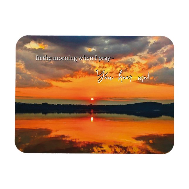 Nuvens brilhantes no ímã fotográfico ao amanhecer (Horizontal)