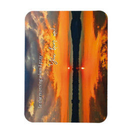 Nuvens brilhantes no ímã fotográfico ao amanhecer