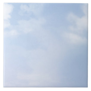 Nuvens lisas no céu azul pastel