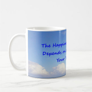 Nuvens no céu azul impressas em uma caneca de café