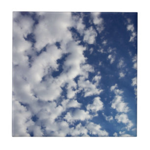 Nuvens Puffy No Céu Azul