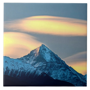 Nuvens únicas sobre montanhas cobertas por neve