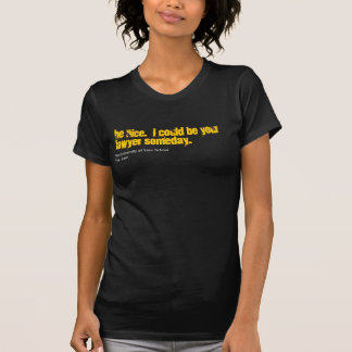 O advogado personaliza sua camisa da escola
