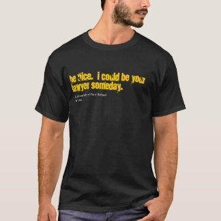 O advogado personaliza sua camisa da escola