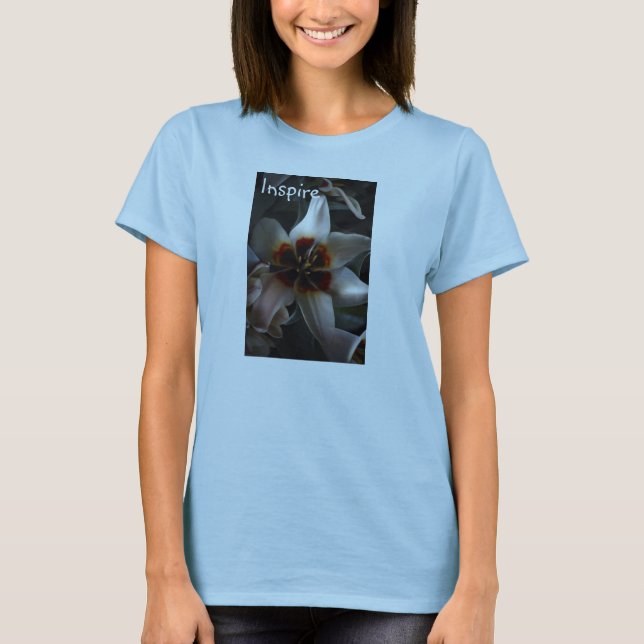 O ajustado do clássico da camisa de T inspirado (Frente)