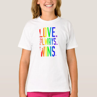 O amor da camisa do T da menina ganha sempre o