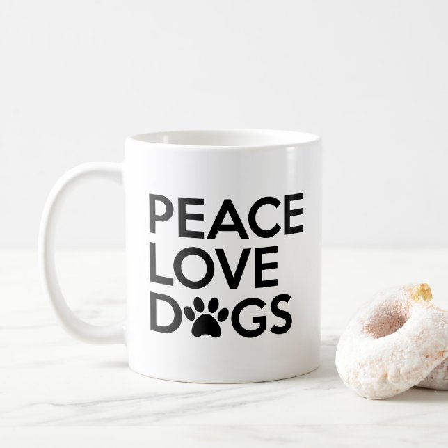 O amor da paz persegue a caneca de café (Com Donut)