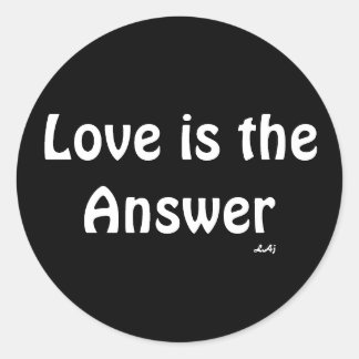 O amor é o branco-resposta no adesivo redondo pret
