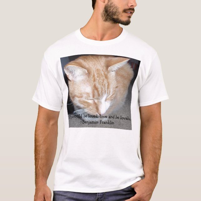 O amor e seja a camisa adorável T básico (Frente)