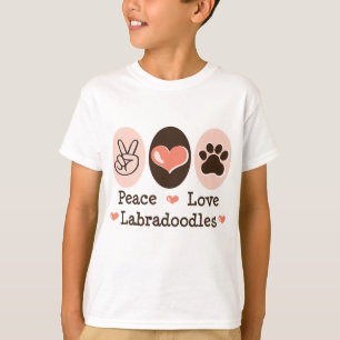 O amor Labradoodles da paz caçoa a camisa de T