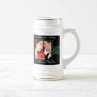 O Amor Nunca Falha Na Caneca de cerveja De Casamen