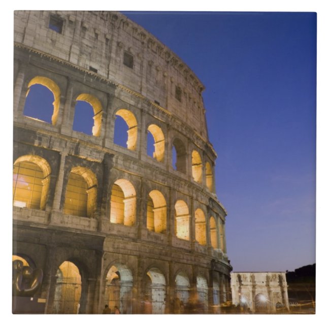 o ampitheatre de Colosseum iluminado na noite (Frente)
