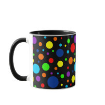 O arco-íris escuro mancha a caneca