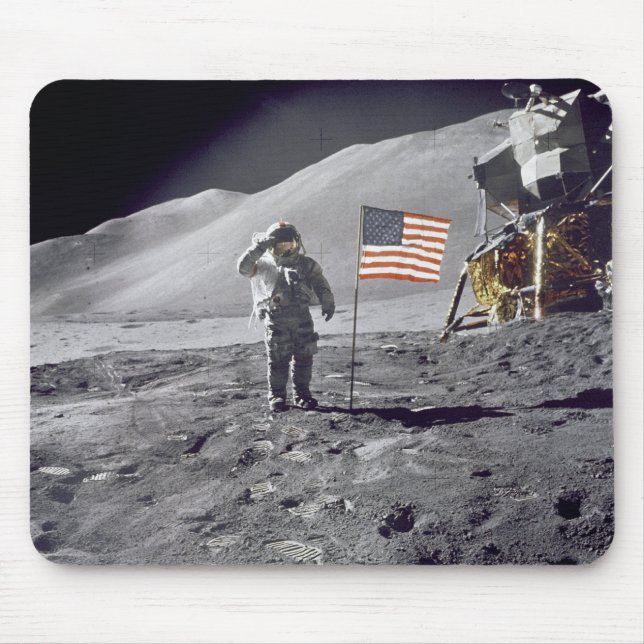 O astronauta David Scott sauda a bandeira Mousepad (Frente)