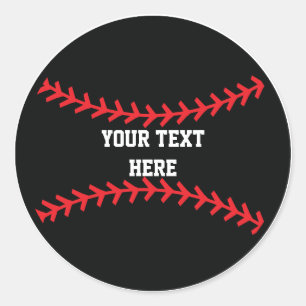 O basebol vermelho preto ostenta etiquetas da