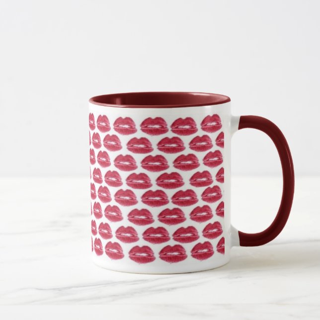 O batom vermelho beija o copo gostoso da caneca de (Direita)