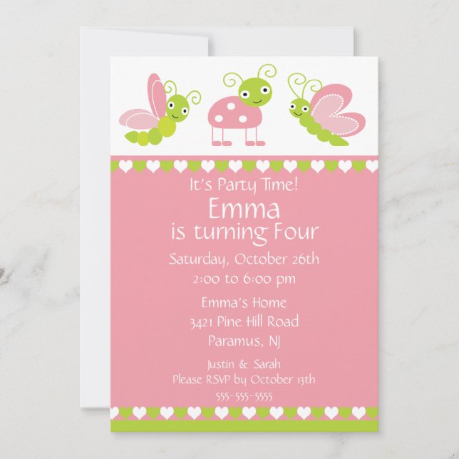 O bebê bonito desinseta o convite do aniversário (Frente)