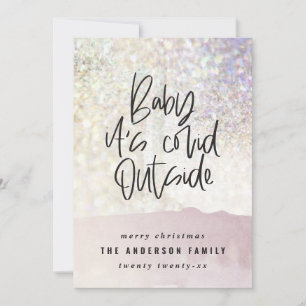 O bebê clássico reluzente está fria fora do Natal