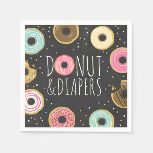 O bebê do guardanapo de papel da rosquinha e das