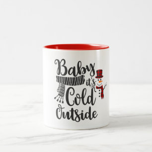 O Bebê É Frio Fora Da Caneca De Neve
