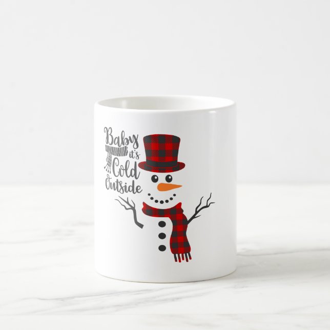 O Bebê É Frio Fora Da Caneca De Neve (Centro)