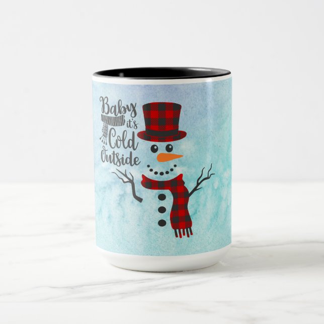 O Bebê É Frio Fora Da Caneca De Neve (Centro)
