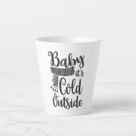 O Bebê É Frio Fora Da Caneca De Neve