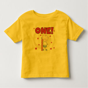 O bebé é um camiseta e uns presentes de um