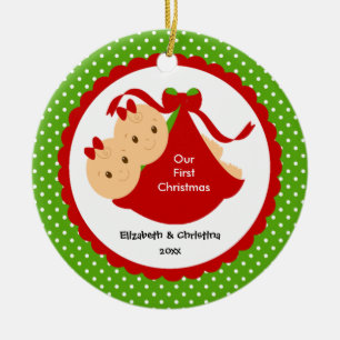 O bebé junta os primeiros enfeites de natal do