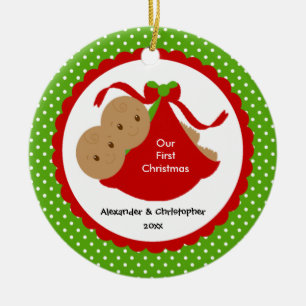 O bebé junta os primeiros enfeites de natal do