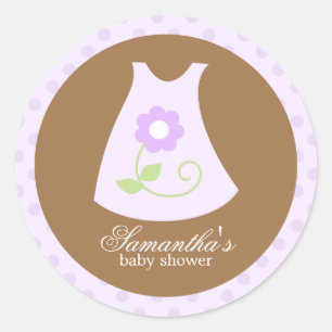 O bebê veste etiquetas