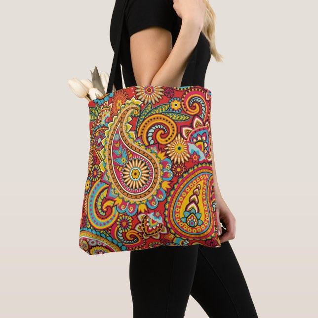 O bolsa vermelho do design de Paisley (Close Up)
