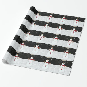 O boneco de neve que aprecia o papel de embrulho