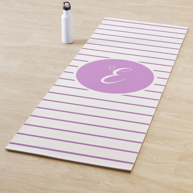 O branco à moda listra a esteira da ioga da letra (In Situ)