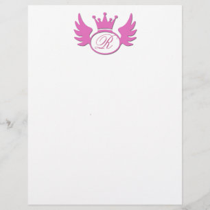 O cabeçalho cor-de-rosa da tiara adiciona seu