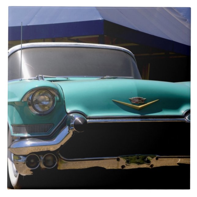 O Cadillac conversível verde de Elvis Presley em (Frente)