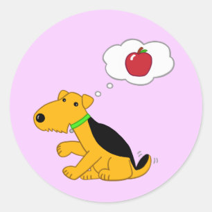 O cão bonito de Airedale pensa sobre uma etiqueta