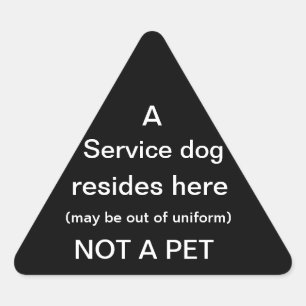 O cão do serviço reside aqui preto da etiqueta
