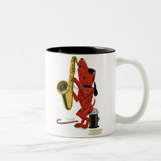 O cão velho, novo lambe a caneca de café