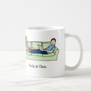 O casal em laptop personalizou a caneca dos