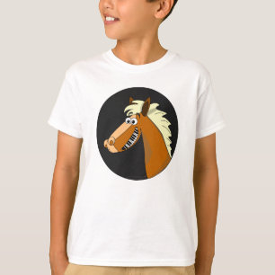 O cavalo do piano caçoa a camisa