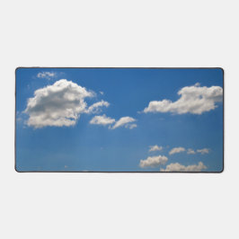 O céu é azul e as nuvens brancas estão passando