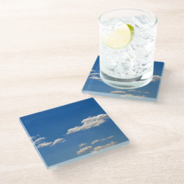 O céu é azul e as nuvens brancas estão passando