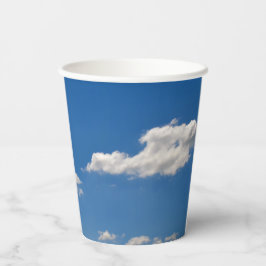 O céu é azul e as nuvens brancas estão passando