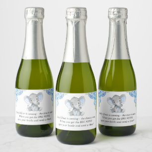 O chá azul do bebé polvilha o mini vinho