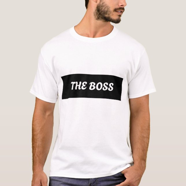 O CHEFE. CAMISA COM ESTAMPA DE TEXTO (Frente)