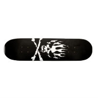 o conselho preto e branco do skate do crânio da