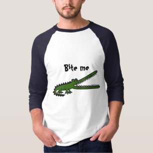 O crocodilo AA engraçado morde-me camisa ou