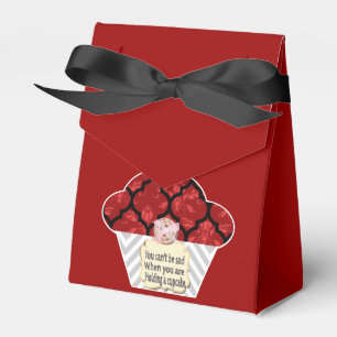 O cupcake vermelho cita a caixa do favor de