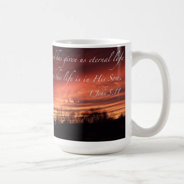 O deus deu-nos a vida eterna - caneca (Direita)